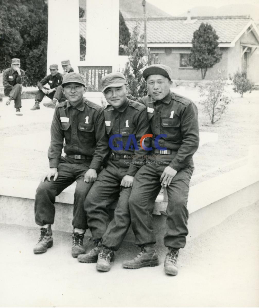 1971년 김해 육군공병학교 숙소앞에서 작은그림