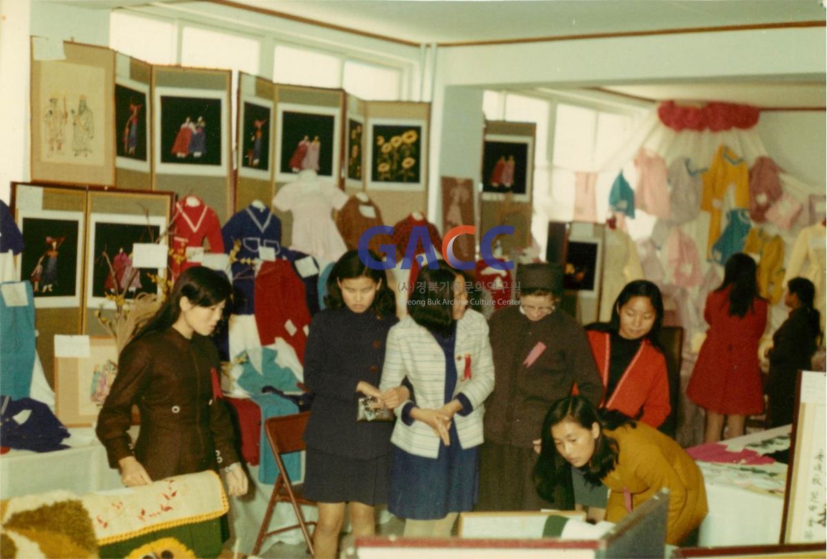 가톨릭 상지대학교 상지전문학교 의상과 바자회 1970년, 1971년 작은그림