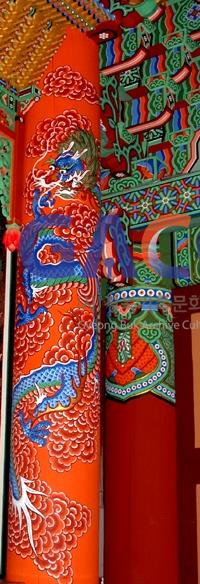 연미사 법당 기둥을 감고 부처님을 수호하는 용 작은그림