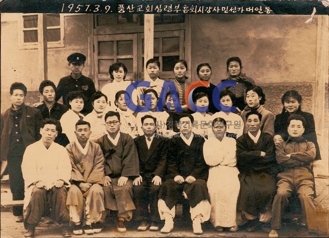 풍산교회 심령부흥회 강사 및 성가대 일동(1957.3.9) 작은그림