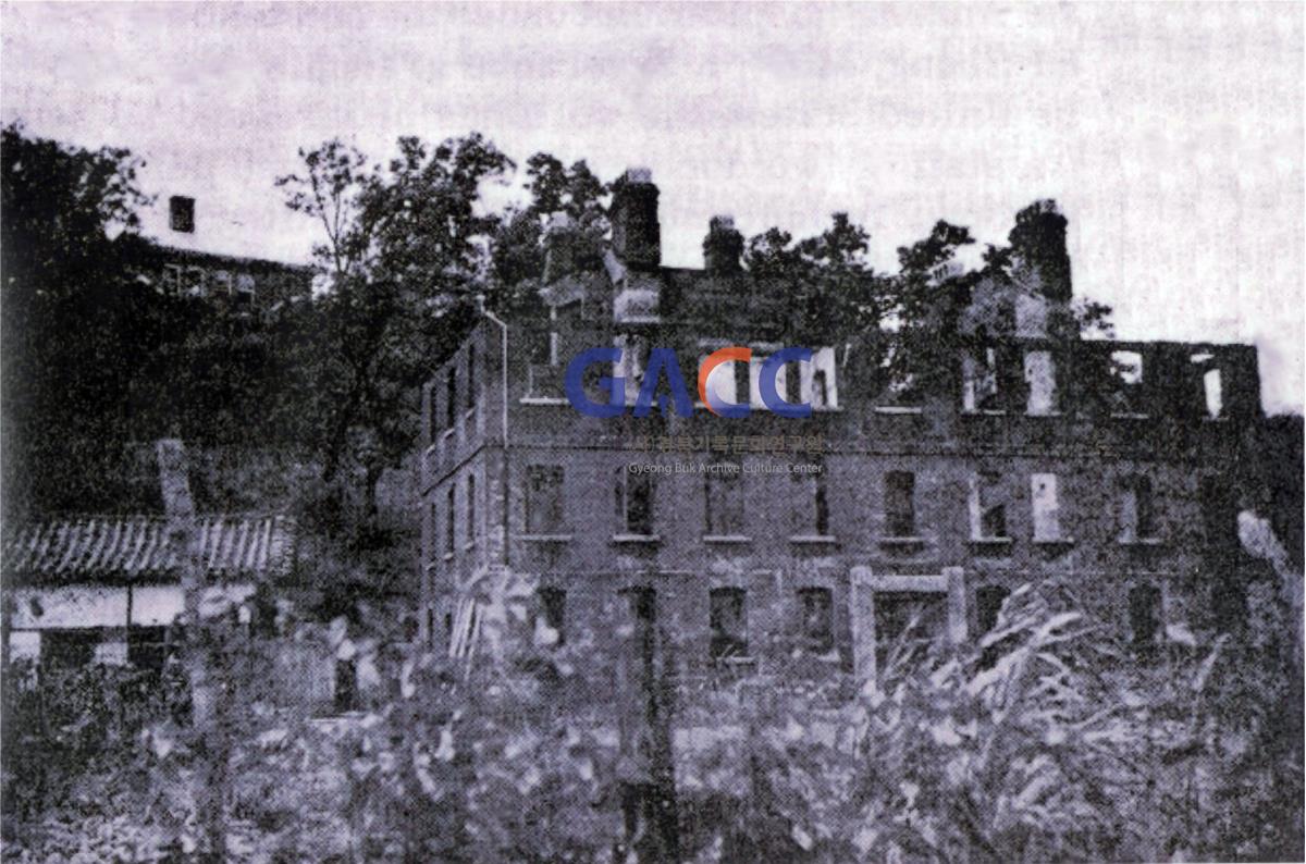 성소병원 1950년 미공군의 폭격으로 파손된 성소병원 작은그림