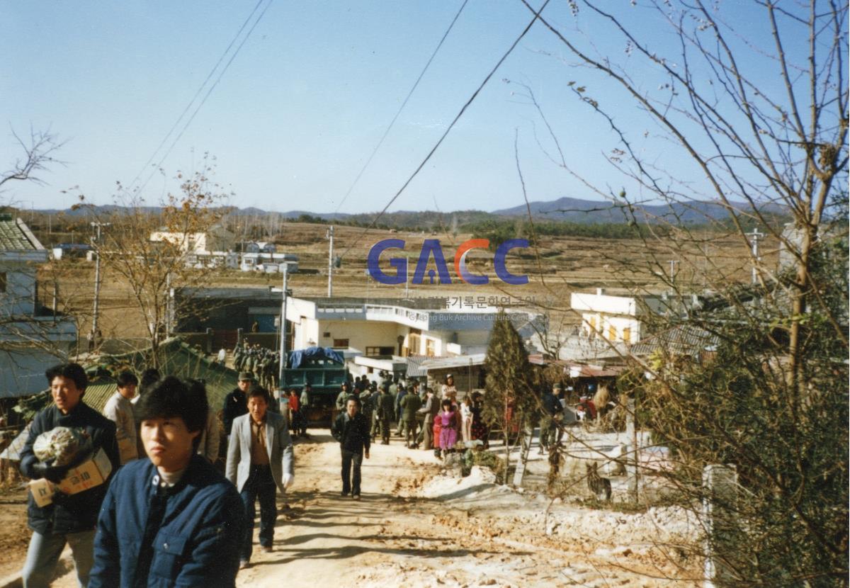 1985년 11월24일 추수감사제 및 농민대회(다인천주교회) 작은그림