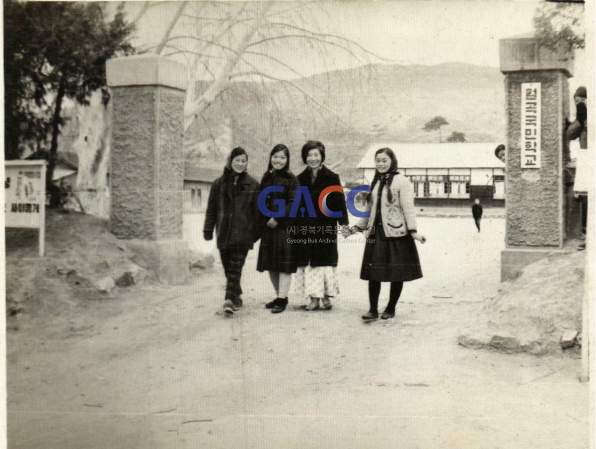 자수를 배우러 다니던 처녀시절 월곡국민학교 교문앞에서 동무들과 김순해(왼쪽에서 두번째) 작은그림