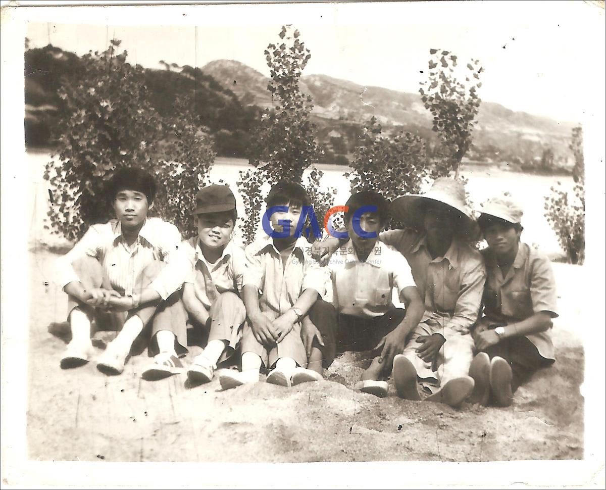 남익찬 씨가 어릴 때 새터쪽 낙동강 모래사장에서 찍은 동네 친구들과 찍은 모습 작은그림
