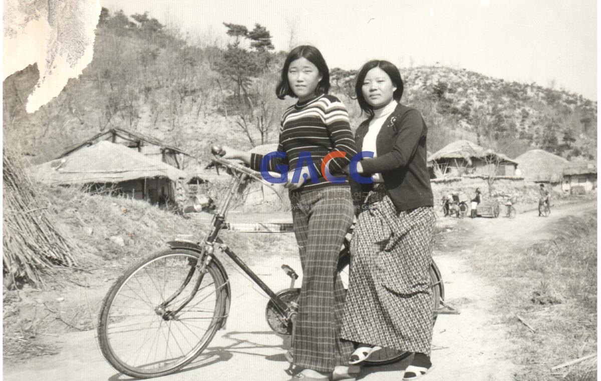 김창호씨 처 천재순(사진 오른쪽), 친정 가매실 시절 전경 작은그림