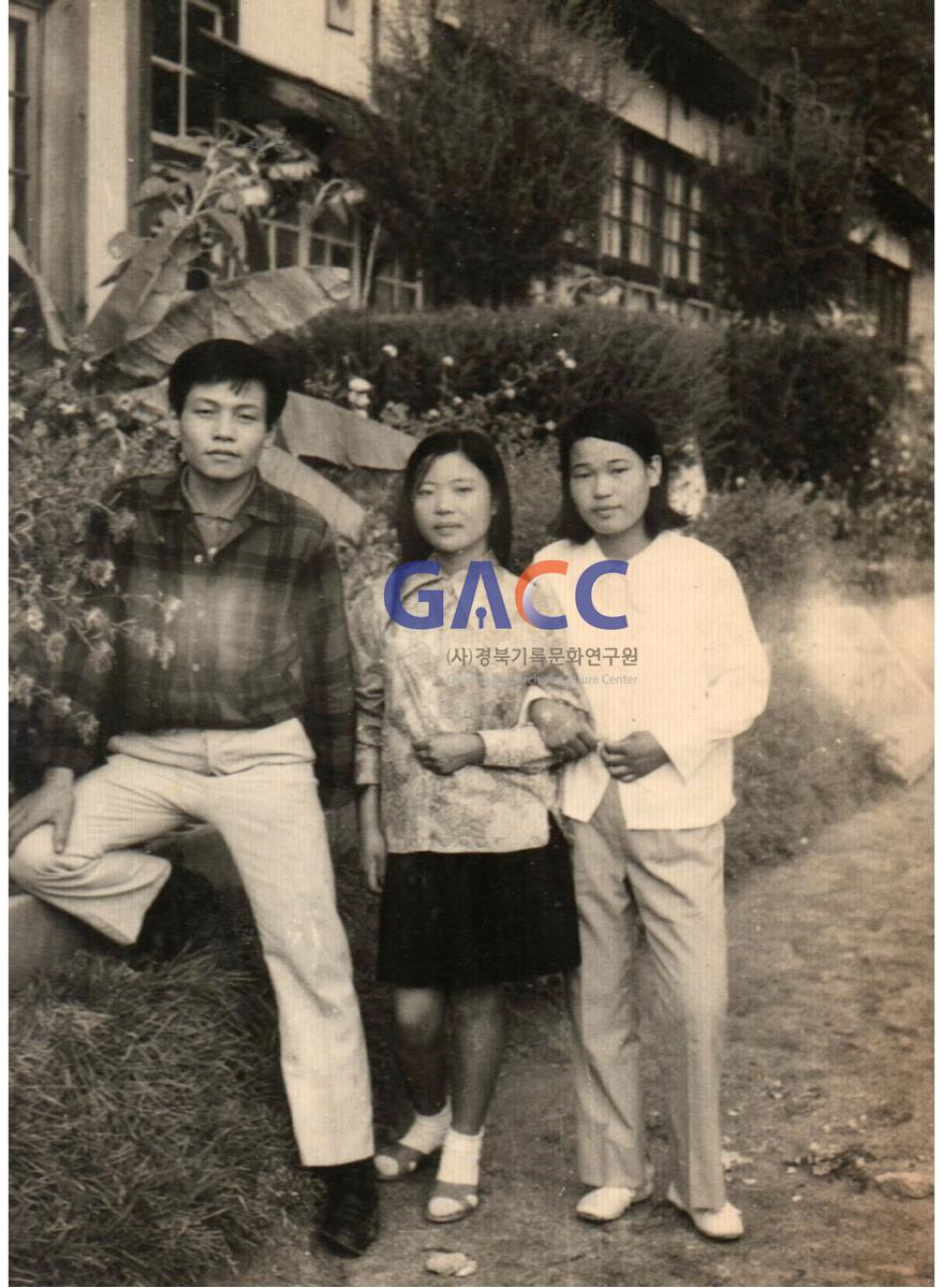 1971년 9월 25일 대동학교에서 김창호, 처제, 아내 천재순. 작은그림
