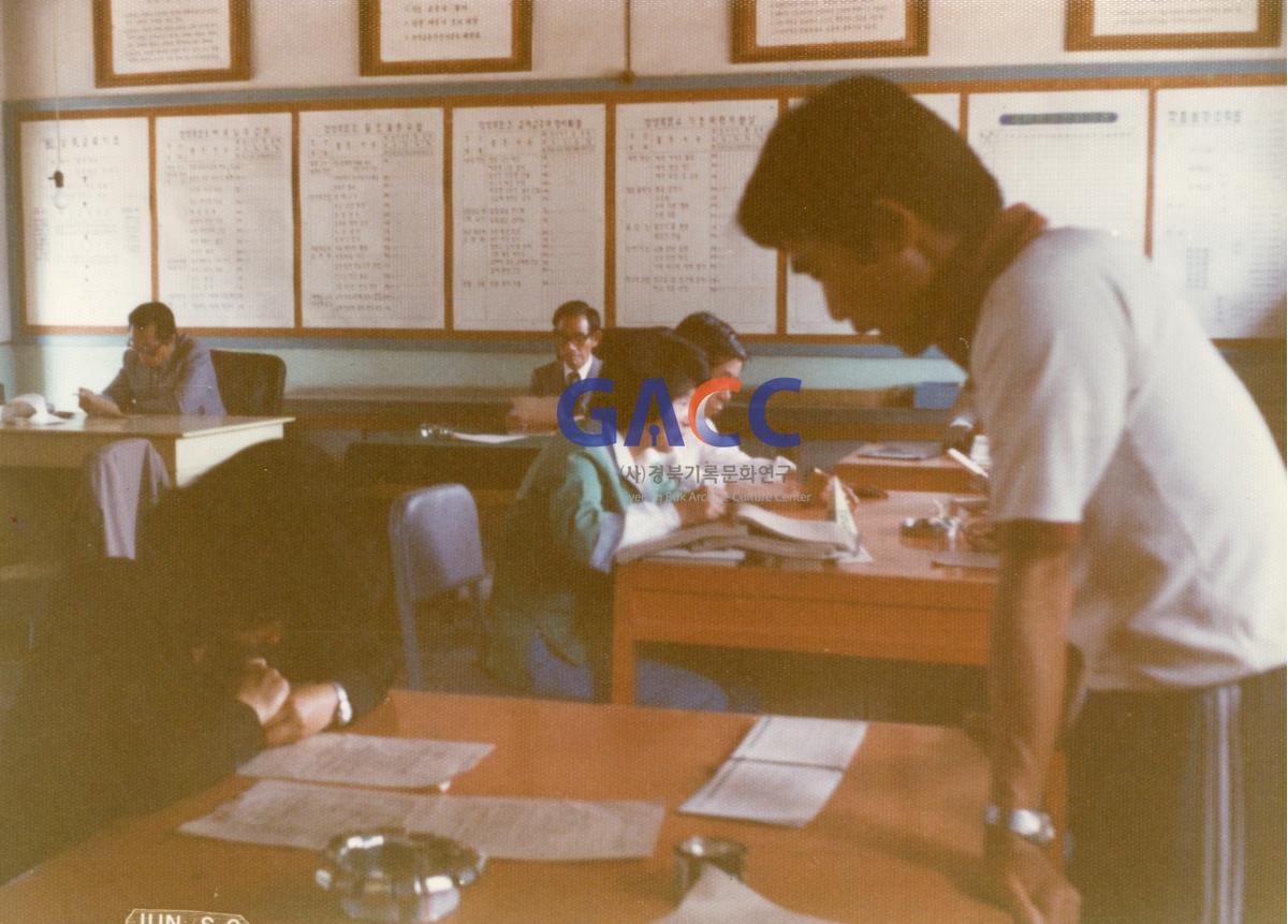 1980년 6월 선생님들의 수업연구 반성회 작은그림