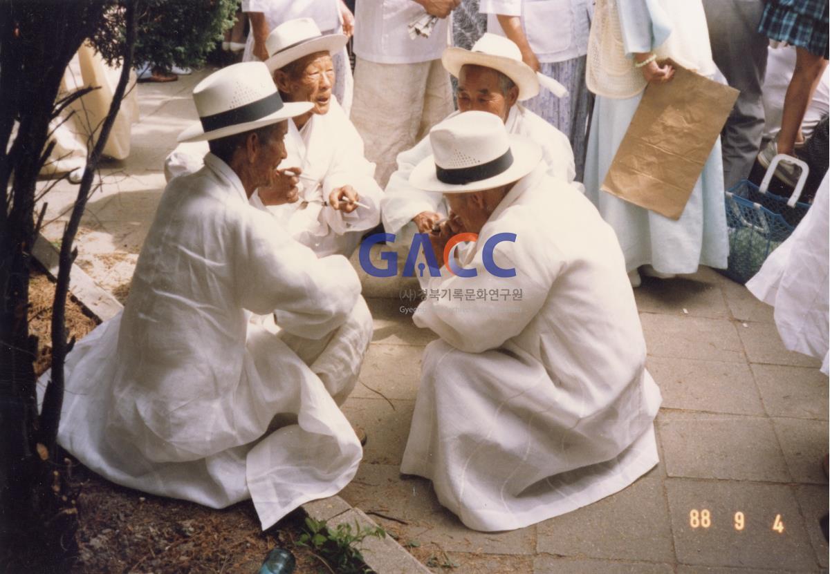 1988년 (구)시청 앞마당에서 담배 피는 노인들 작은그림