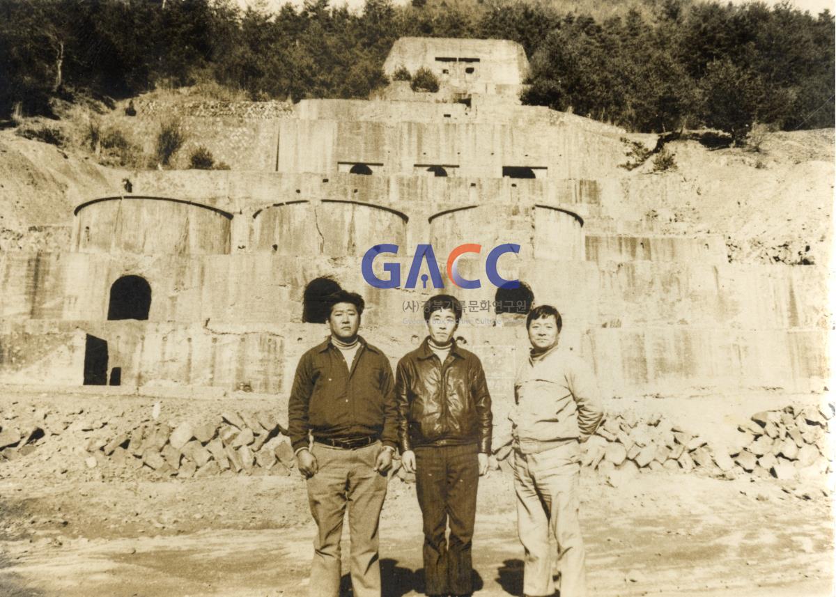 1977년 용화 광산 제련소앞 작은그림