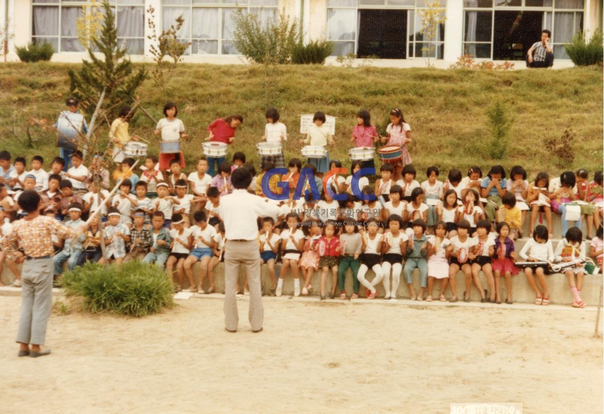 1980년대 도산국민학교 전교생  연주 작은그림